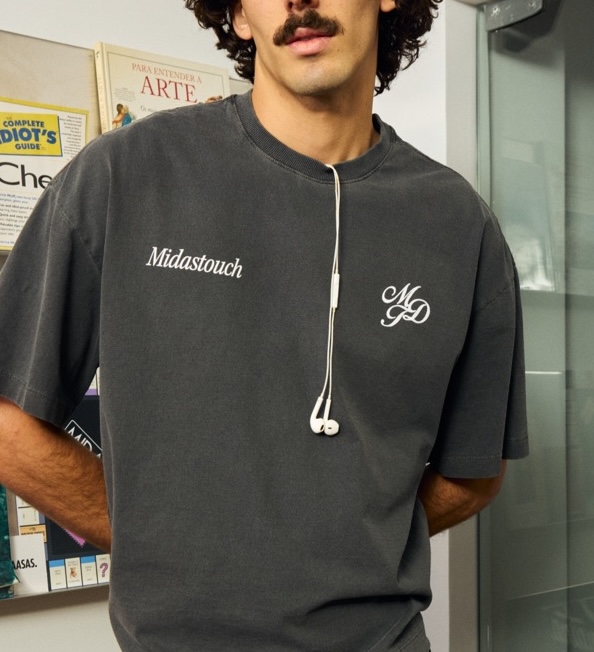Camiseta cinza estampada com “Midastouch” e o monograma “MD” no peito