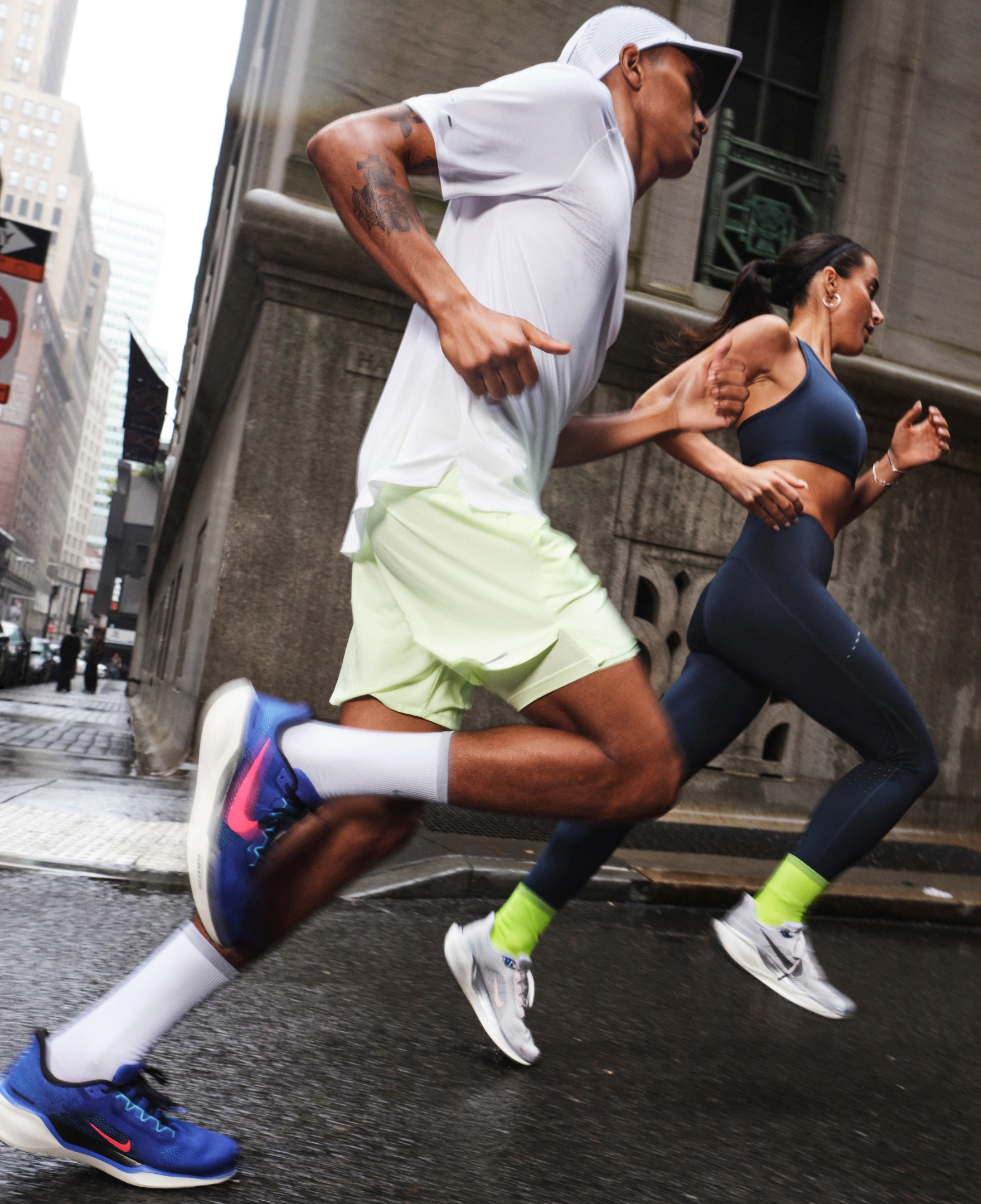 Atleta usando camiseta de tecido esportivo produzida pela Remix On Demand